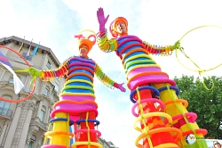 Stelzenkunst bei den Telgter Straßentheatertagen