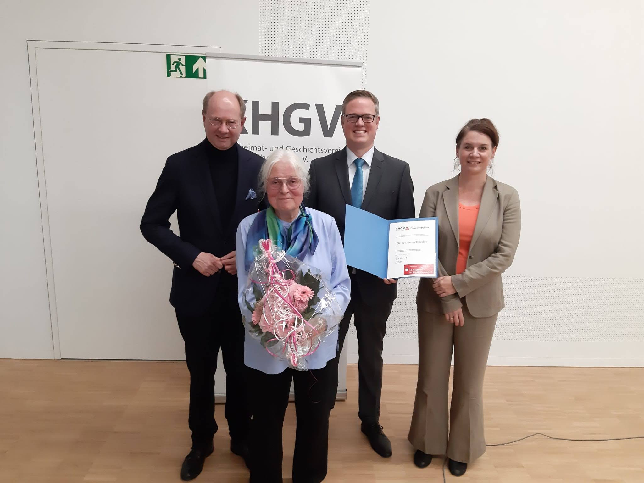 Dr. Barbara Elkeles mit Blumenstrauß bei der Verleihung des Geschichtspreises