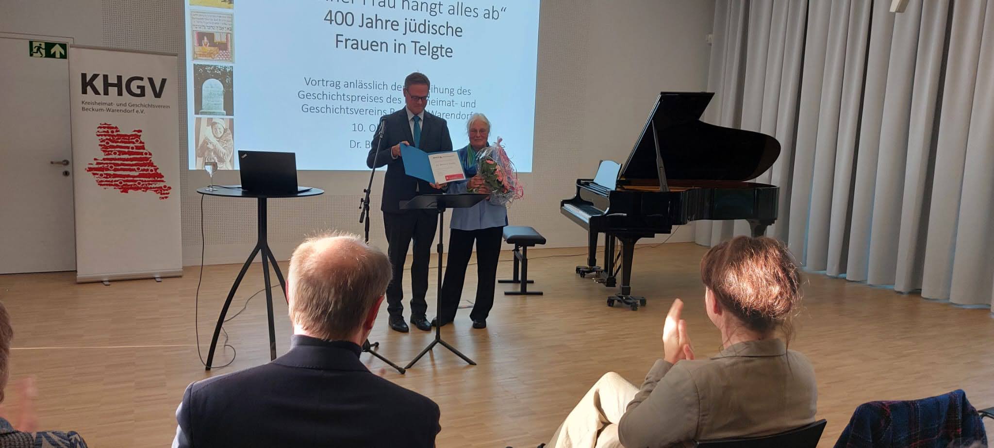 Urkundenübergabe bei der Verleihung des Geschichtspreises