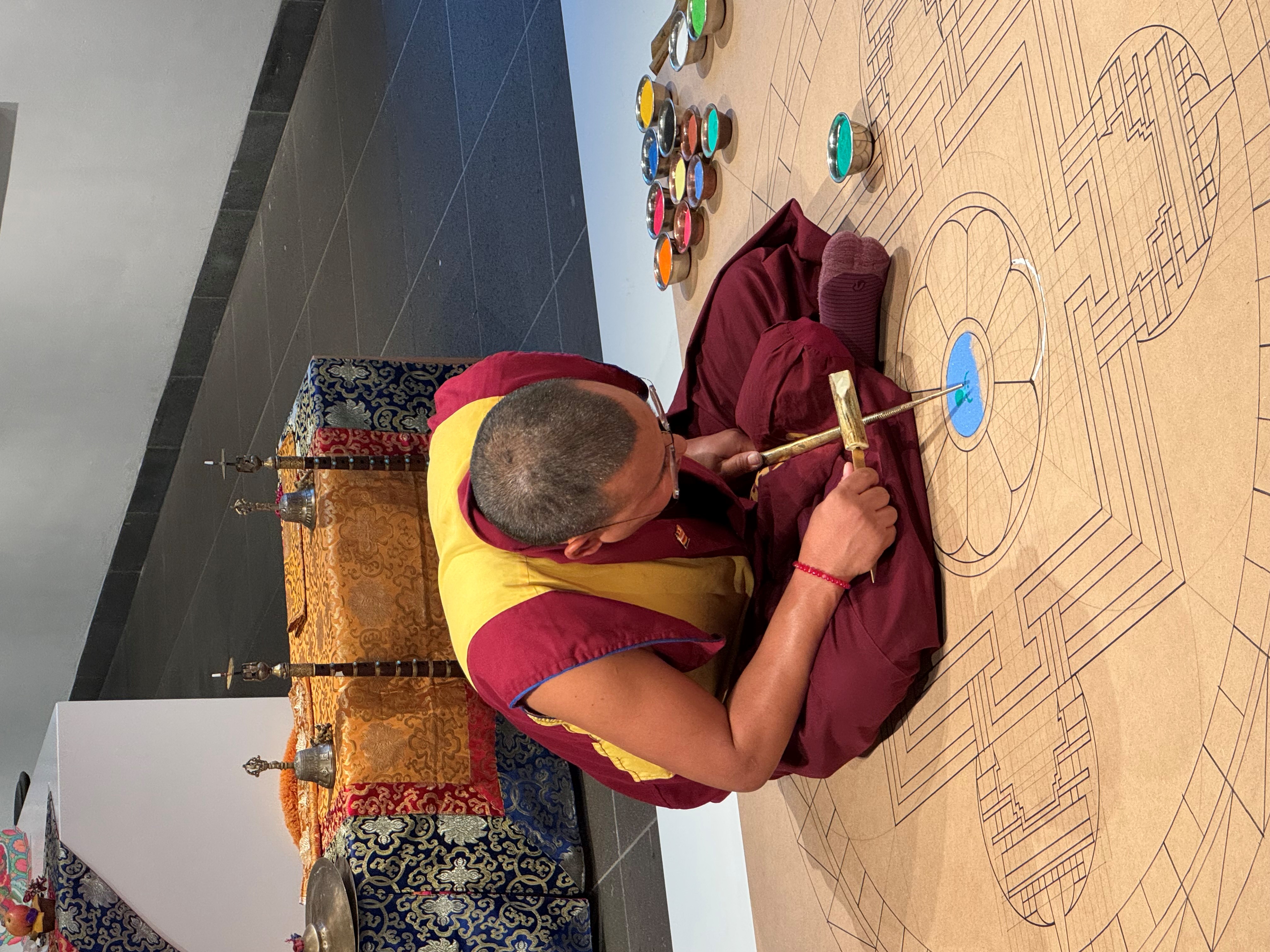 Beginn der Arbeit an einem Sandmandala im Museum RELíGIO